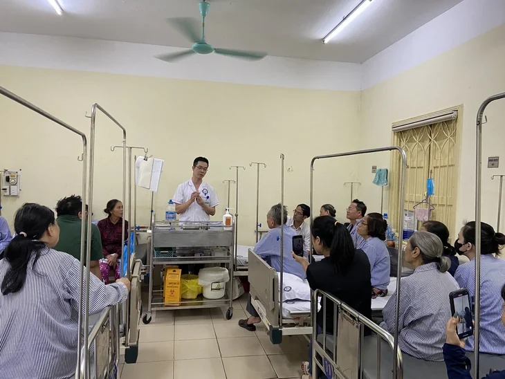 Gần 70% người đái tháo đường tiêm insulin sai, nhiều người phải cấp cứu- Ảnh 1. Hướng dẫn cách tiêm insulin cho bệnh nhân tại Bệnh viện Nội tiết trung ương