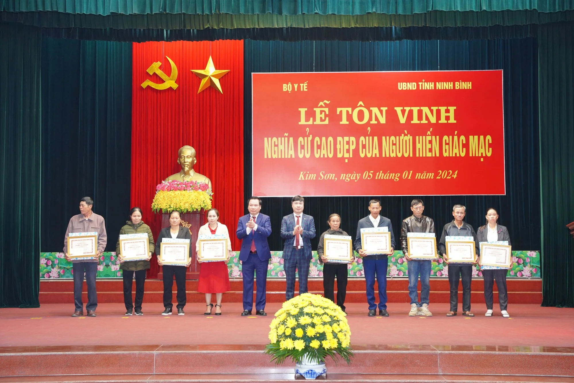 Thứ trưởng Bộ Y tế: 'Cảm ơn các gia đình có người hiến giác mạc đem lại ánh sáng cho những người khác'- Ảnh 5. Thứ trưởng Bộ Y tế: 'Cảm ơn các gia đình có người hiến giác mạc đem lại ánh sáng cho những người khác'- Ảnh 5.
